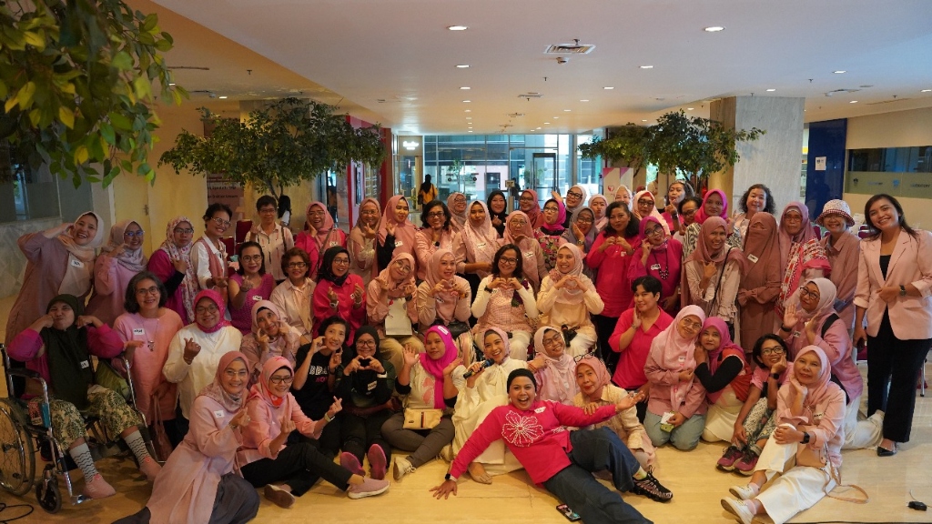 Thrive Again group photo with Love Pink community